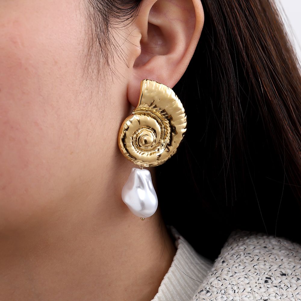 Big snail with pearl Ohrring