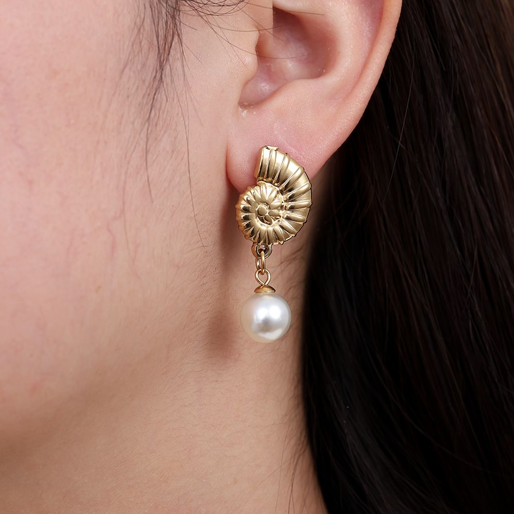 Snail with pearl Ohrring